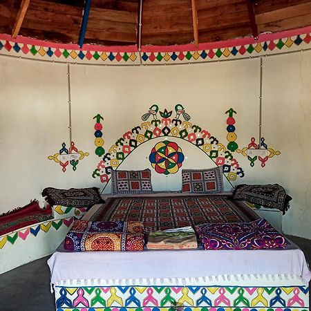 White Land Villagestay Dhordo Ngoại thất bức ảnh