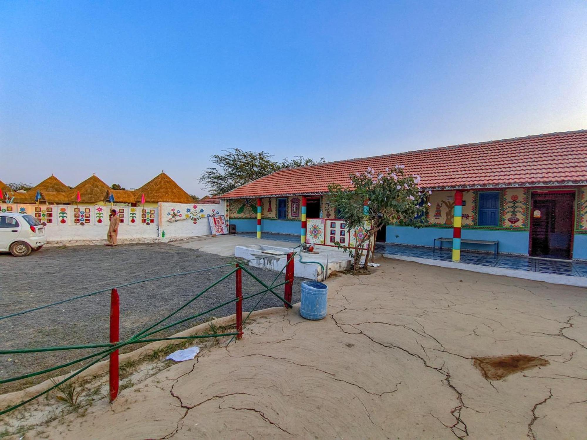 White Land Villagestay Dhordo Ngoại thất bức ảnh