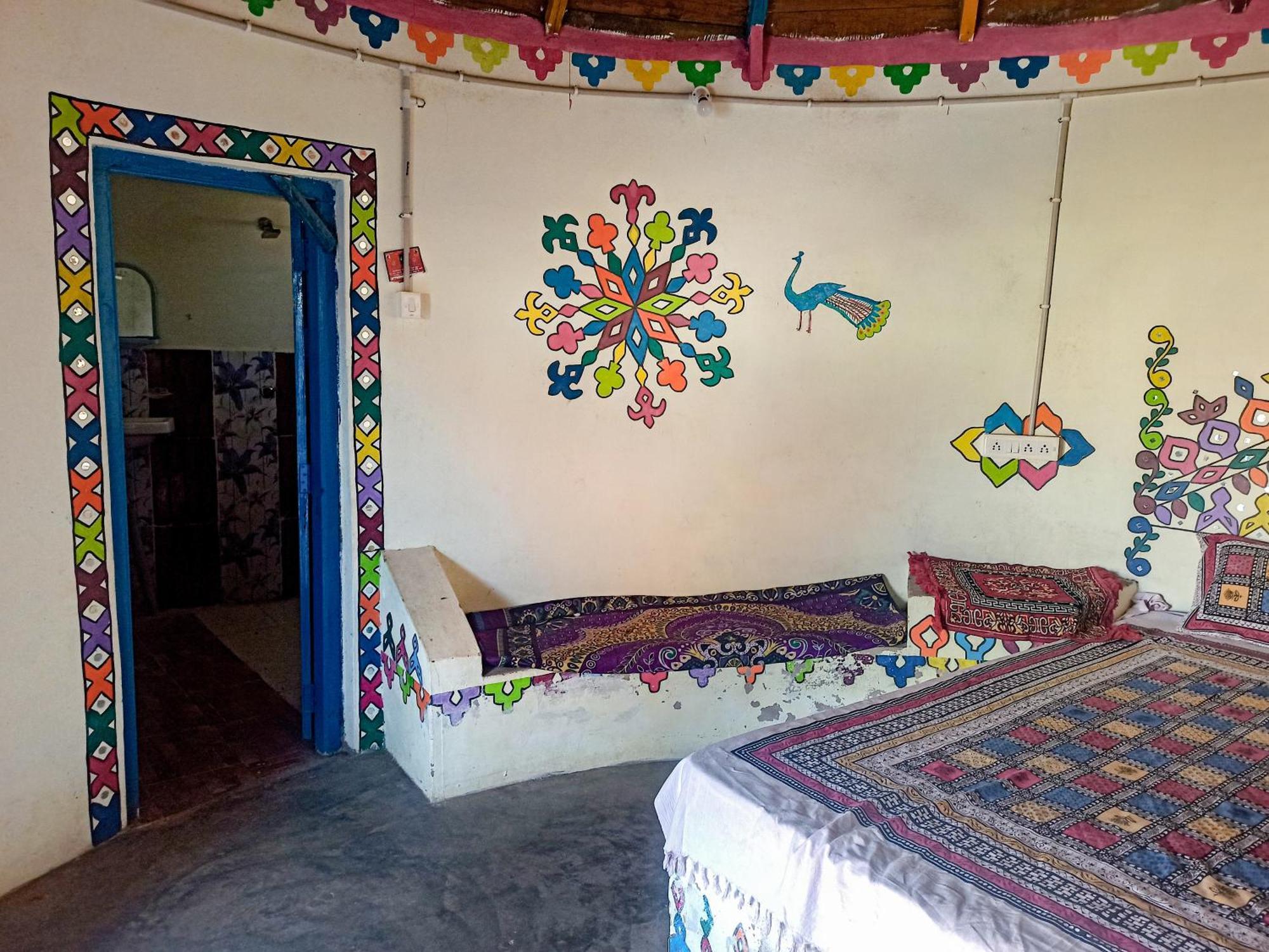 White Land Villagestay Dhordo Ngoại thất bức ảnh