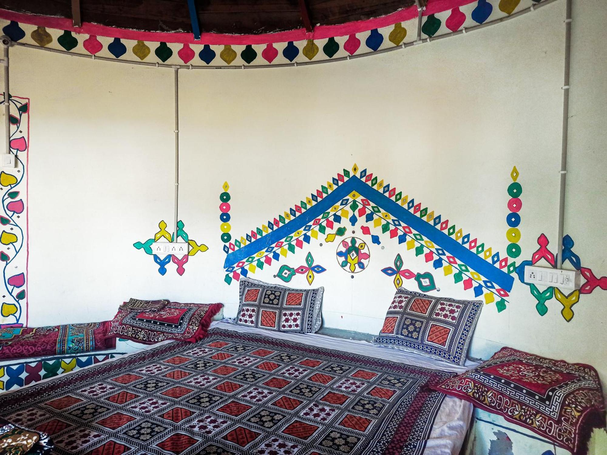White Land Villagestay Dhordo Ngoại thất bức ảnh