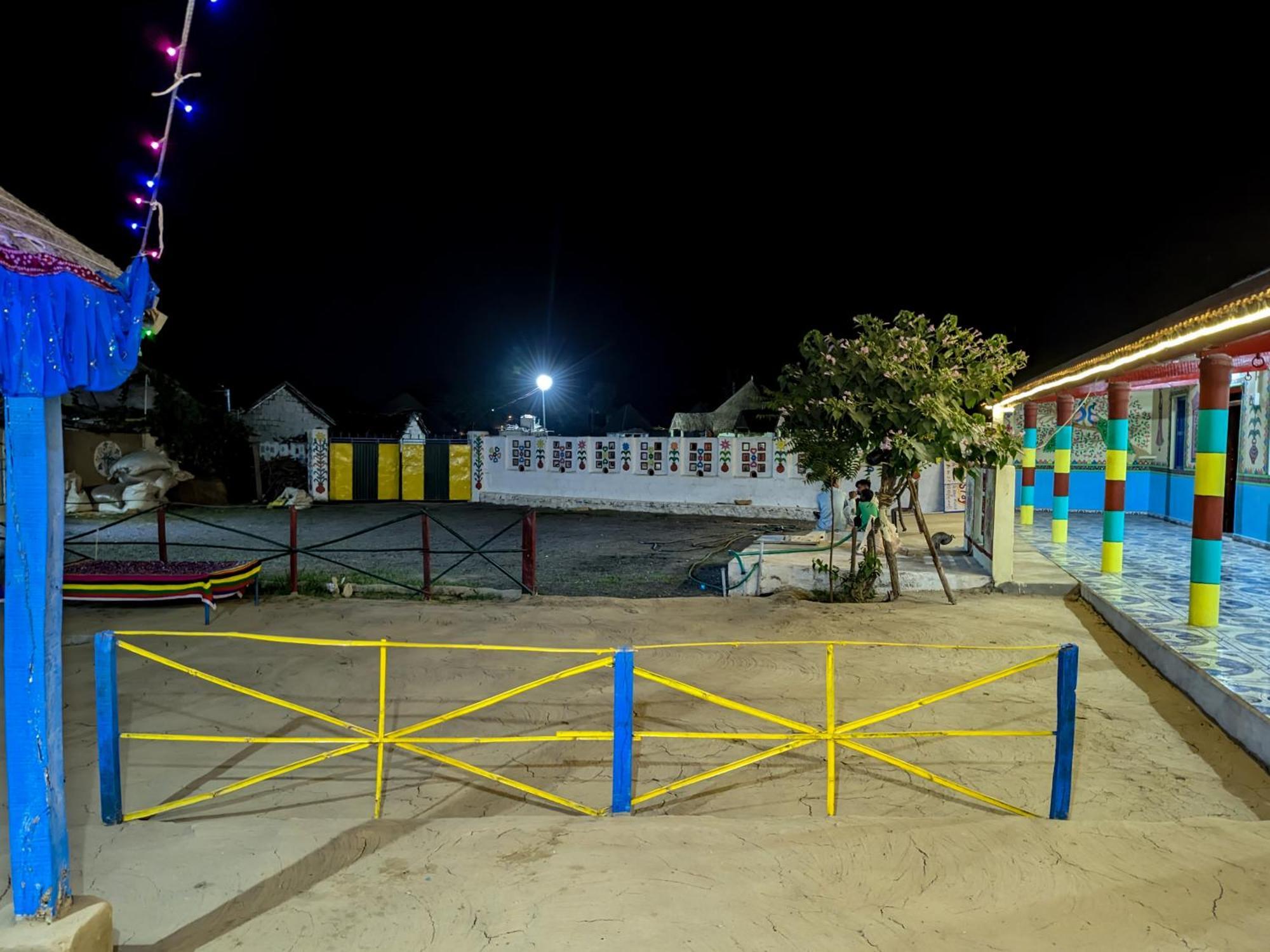 White Land Villagestay Dhordo Ngoại thất bức ảnh