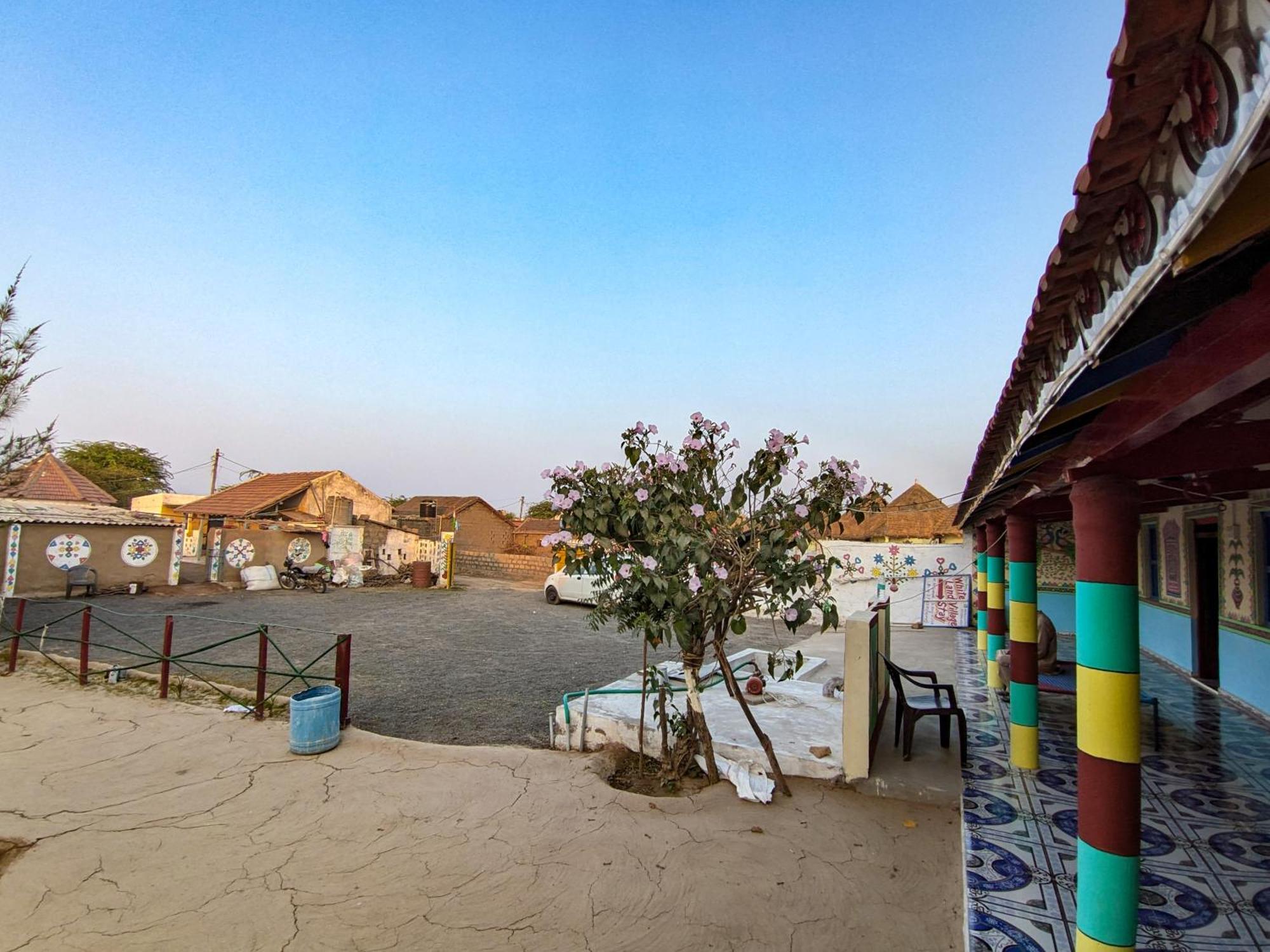 White Land Villagestay Dhordo Ngoại thất bức ảnh