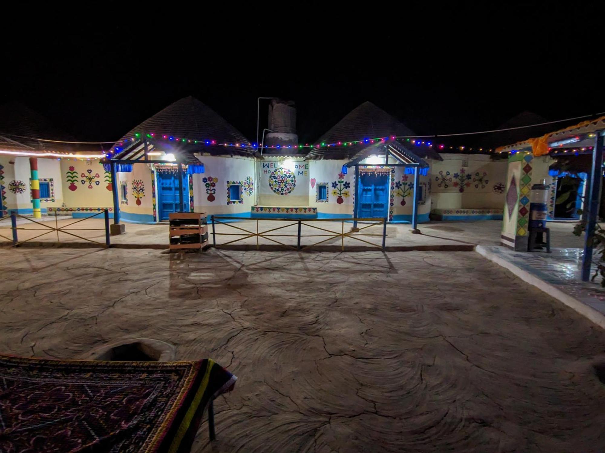 White Land Villagestay Dhordo Ngoại thất bức ảnh