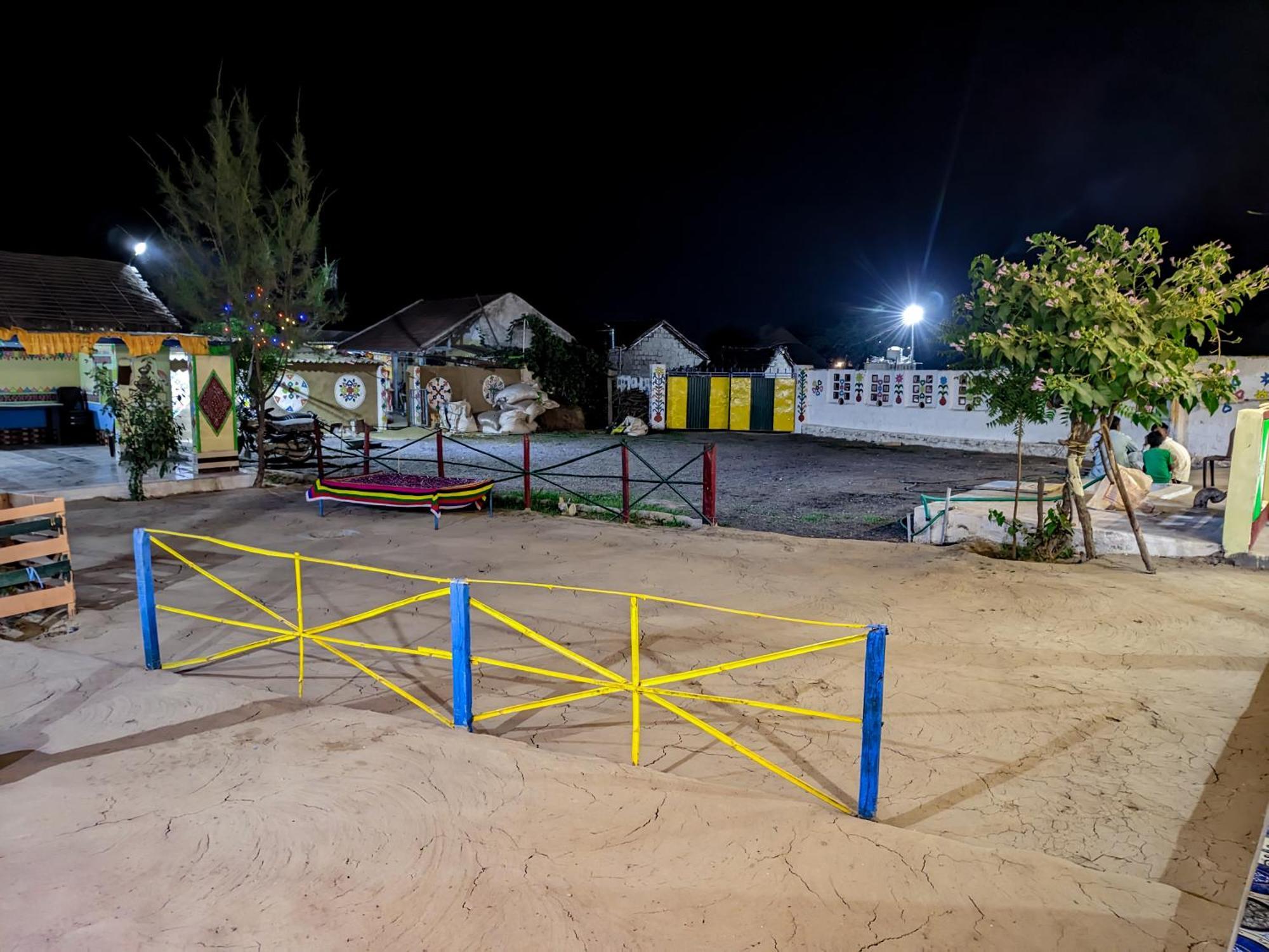 White Land Villagestay Dhordo Ngoại thất bức ảnh