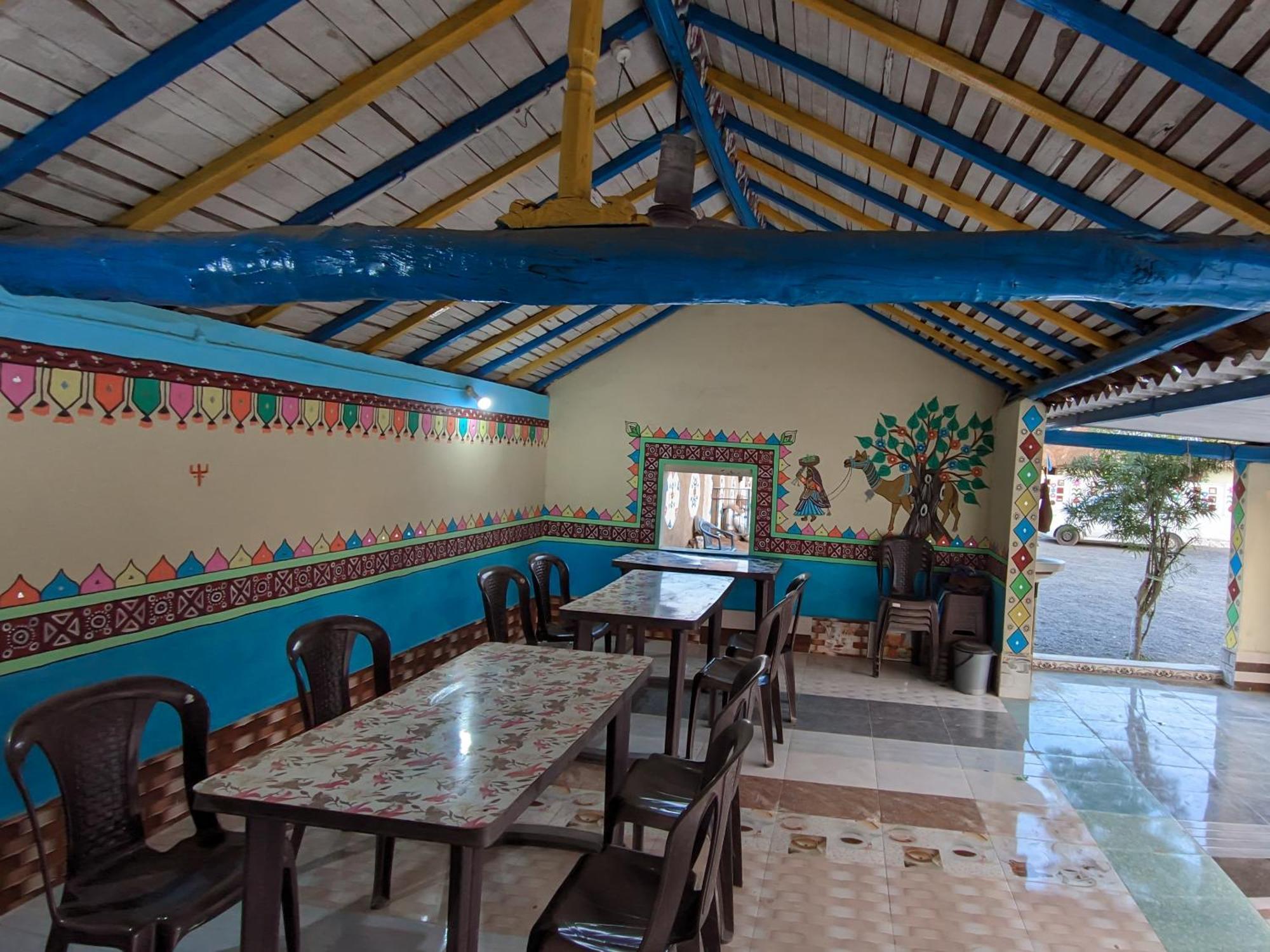 White Land Villagestay Dhordo Ngoại thất bức ảnh