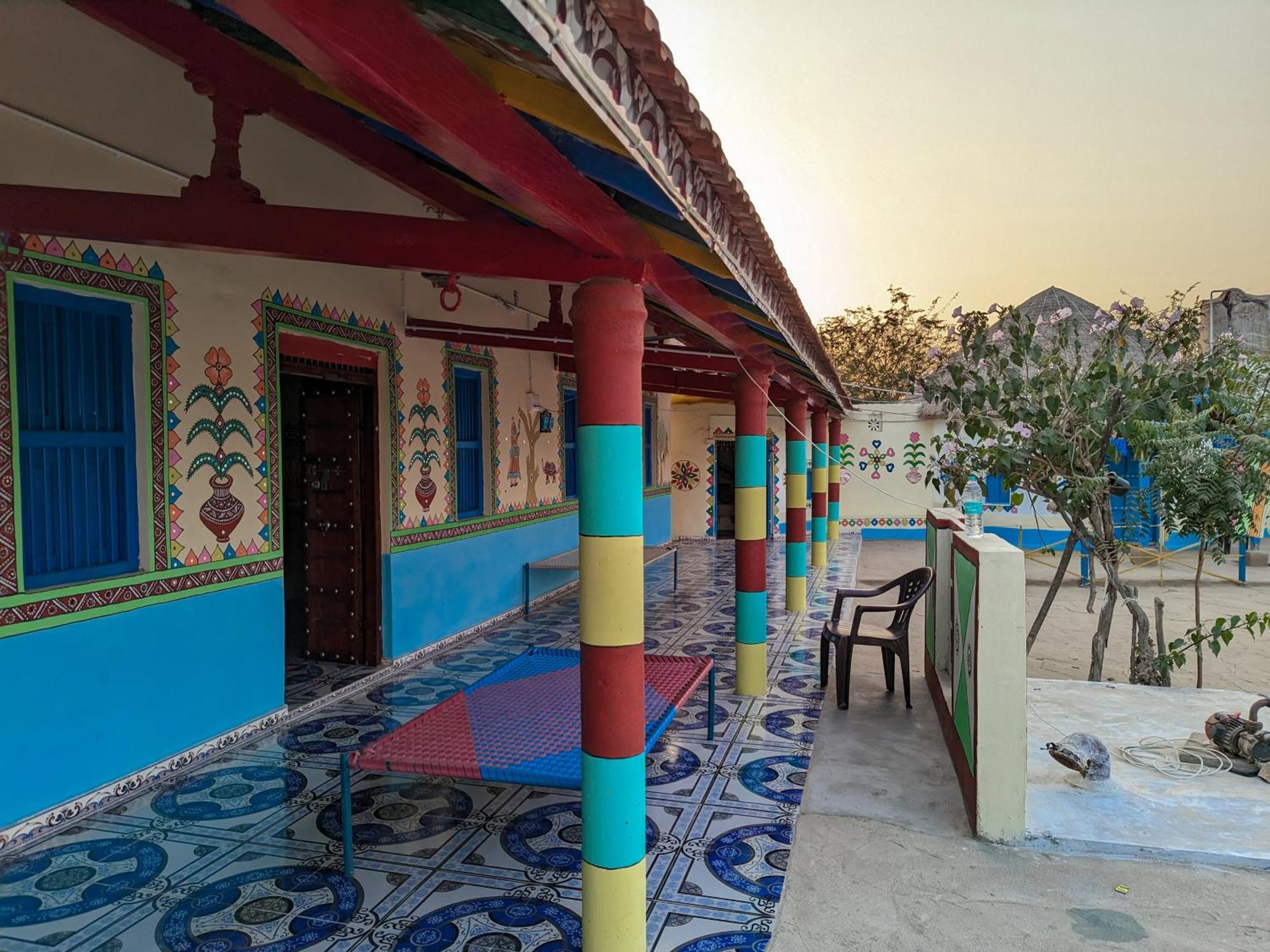 White Land Villagestay Dhordo Ngoại thất bức ảnh